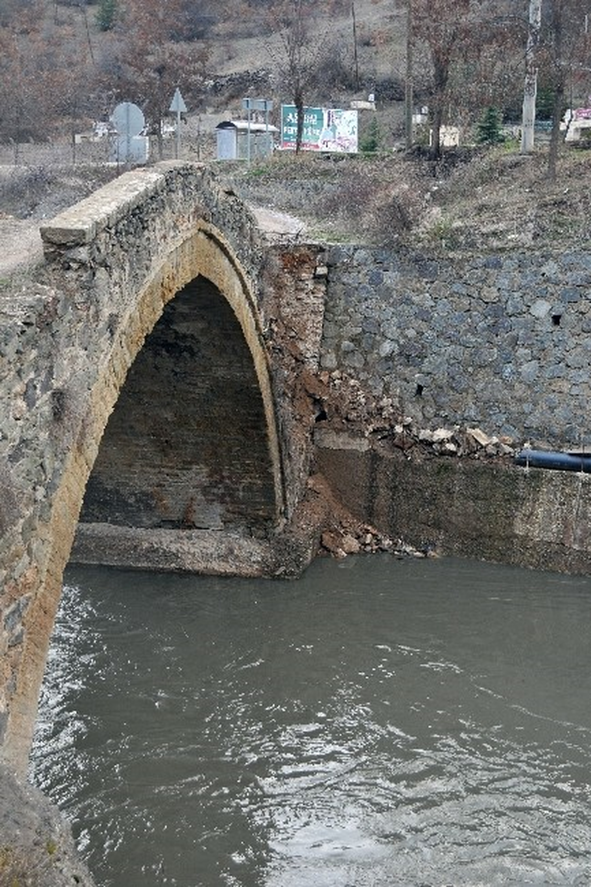 Gümüşhane\'de Tarihi Köprünün Yan Duvarı Kısmen Yıkıldı