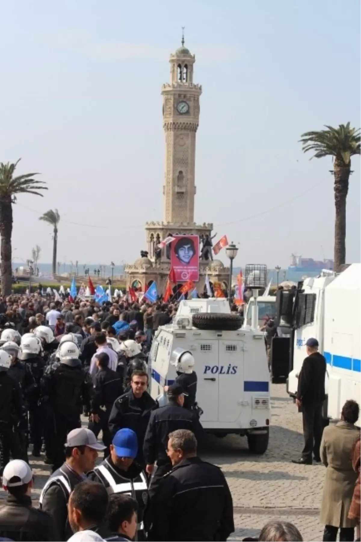 İzmir\'de Berkin Elvan Eylemine Polis Müdahalesi (2)