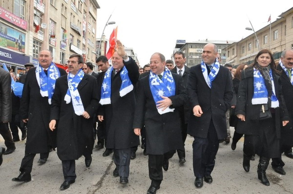 Bakan Güllüce, Erzurum\'da Sevgi Yürüyüşüne Katıldı