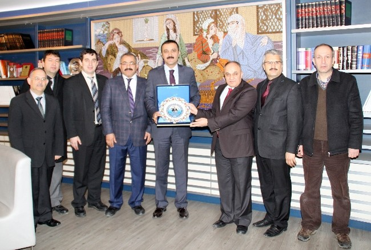 Başkan Bayram\'a Teşekkür Plaketi