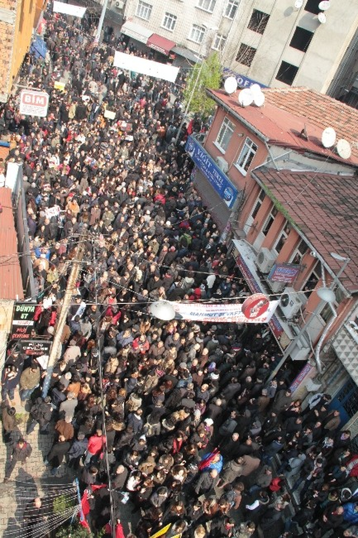 Berkin Elvan\'ın Cenazesi İçin Binlerce Kişi Cemevine Akın Etti