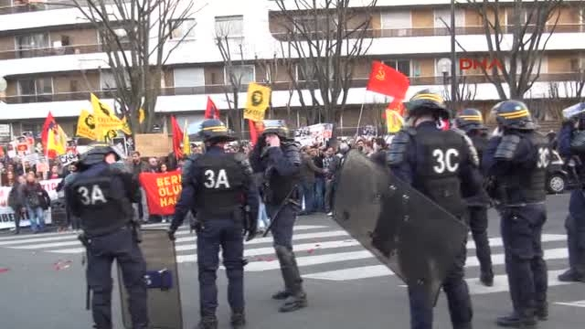 Paris\'te Berkin Elvan Eylemine Polis Müdahalesi