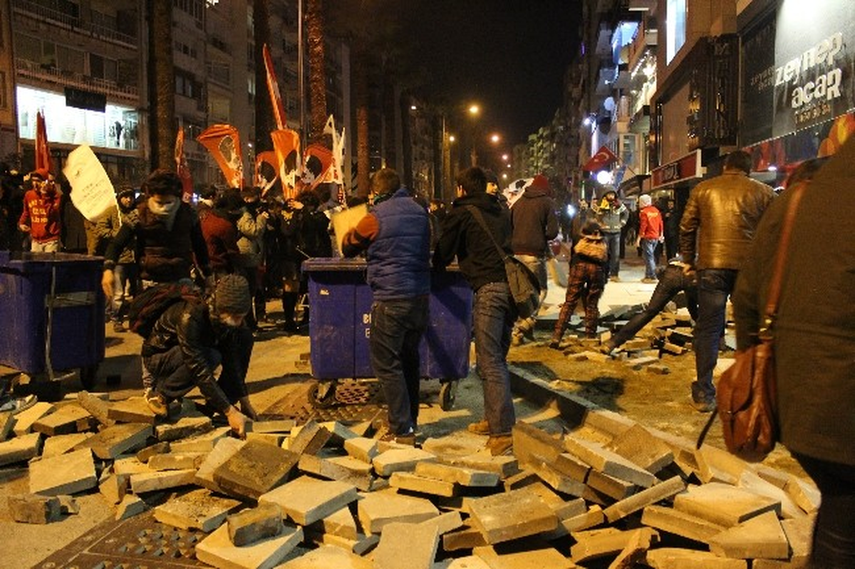 İzmir\'de Berkin Elvan Protestosuna Polis Müdahalesi