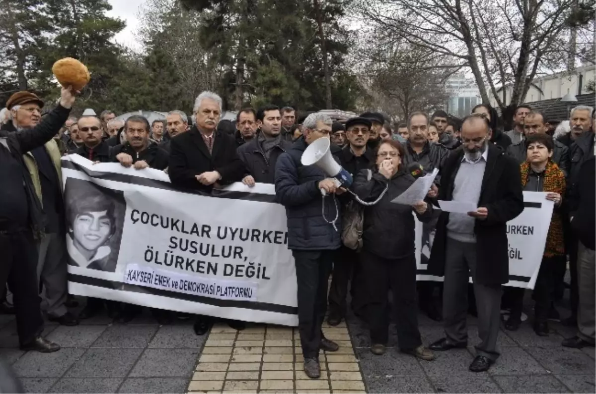 Berkin İçin Karanfil Bıraktılar