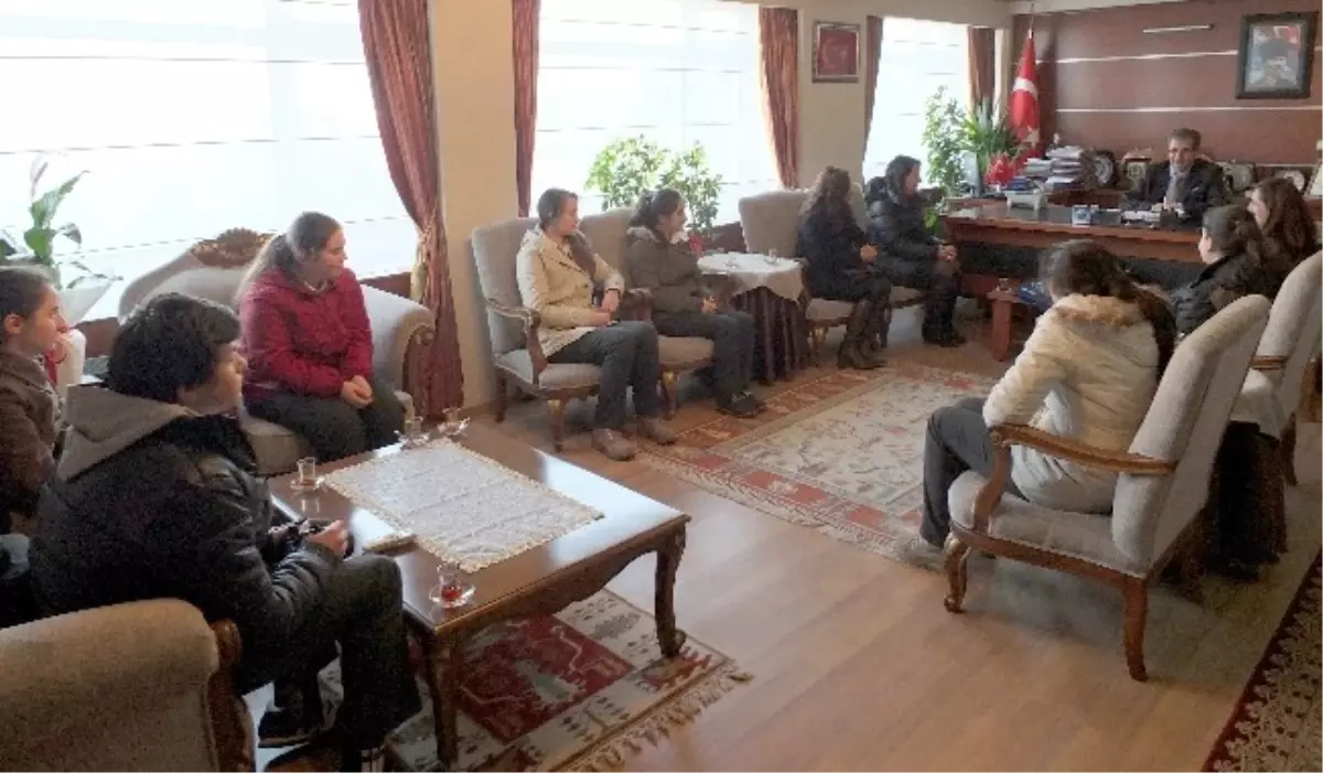 Çorlu\'da Öğrenciler Yurt Dışına Gitmeden Kaymakamı Ziyaret Ettiler