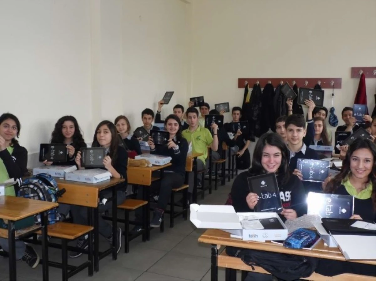 Edremit Körfez Anadolu Lisesi\'nde Tablet Sevinci