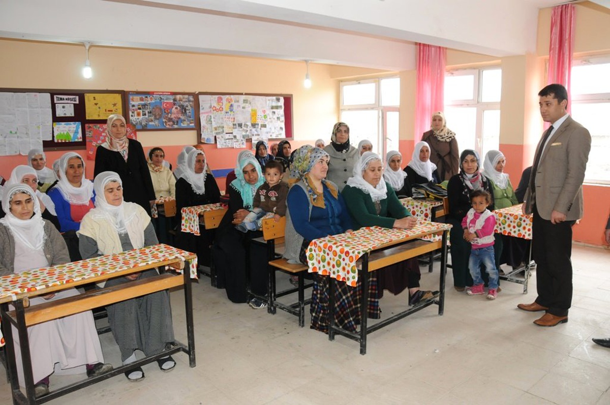 Batman\'da Eğitim Köydeki Kadınların Ayağına Gidiyor