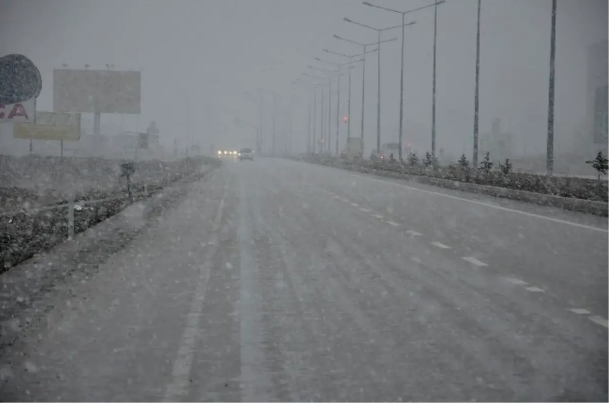 Erzurum\'da Kar Yağışı ve Tipi Etkili Oldu