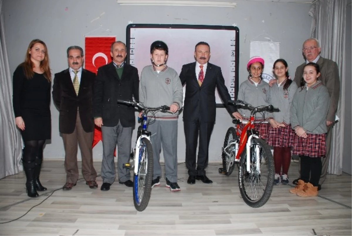 İzmit Belediyesi Bisiklet Dağıtımına Devam Ediyor