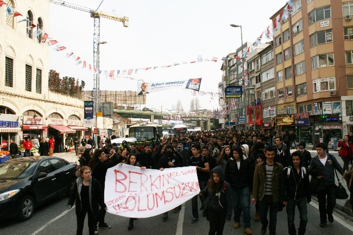 Kadıköy\'de Lise Öğrencileri \'Berkin Elvan\' Yürüyüşü Düzenledi