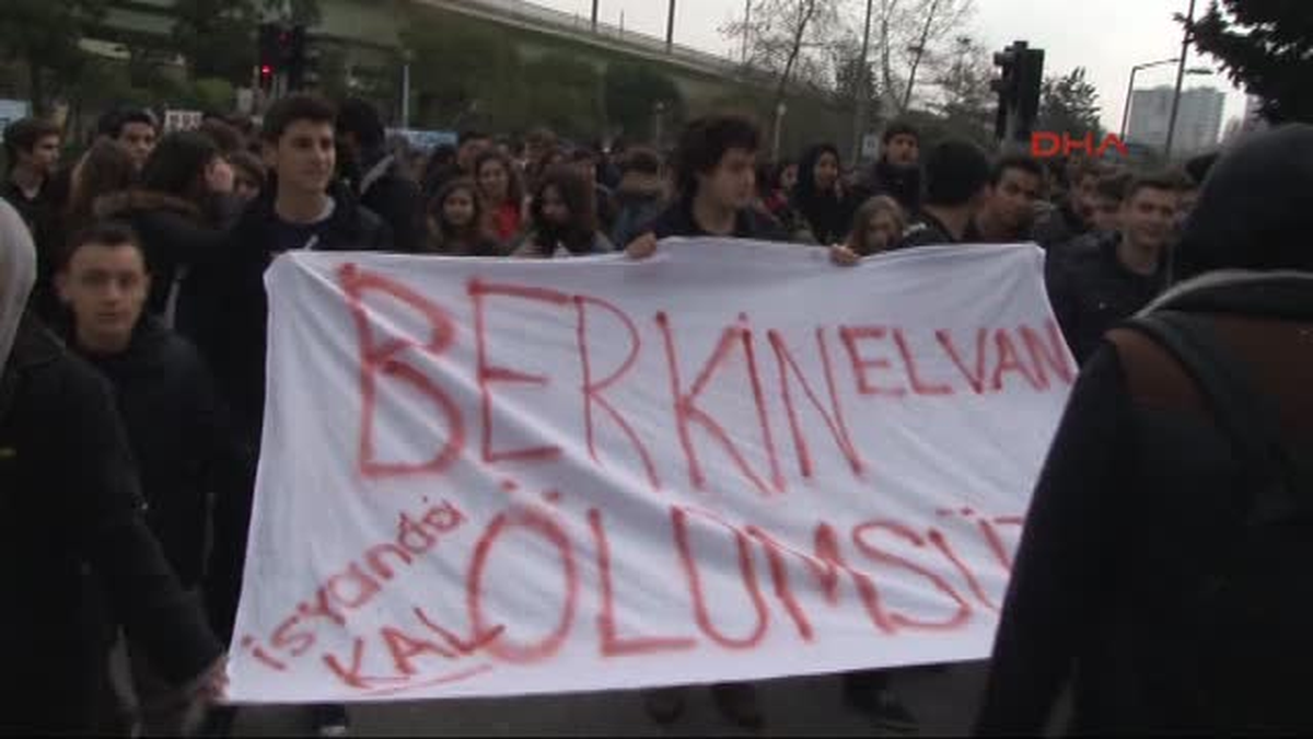 Kadıköy\'de Liseliler Berkin Elvan İçin Ders Bıraktı