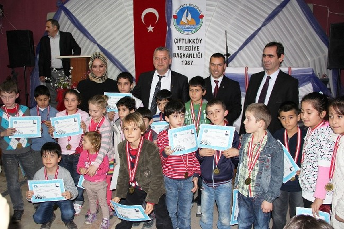 Minik Satranççılar Madalyalarını Aldı