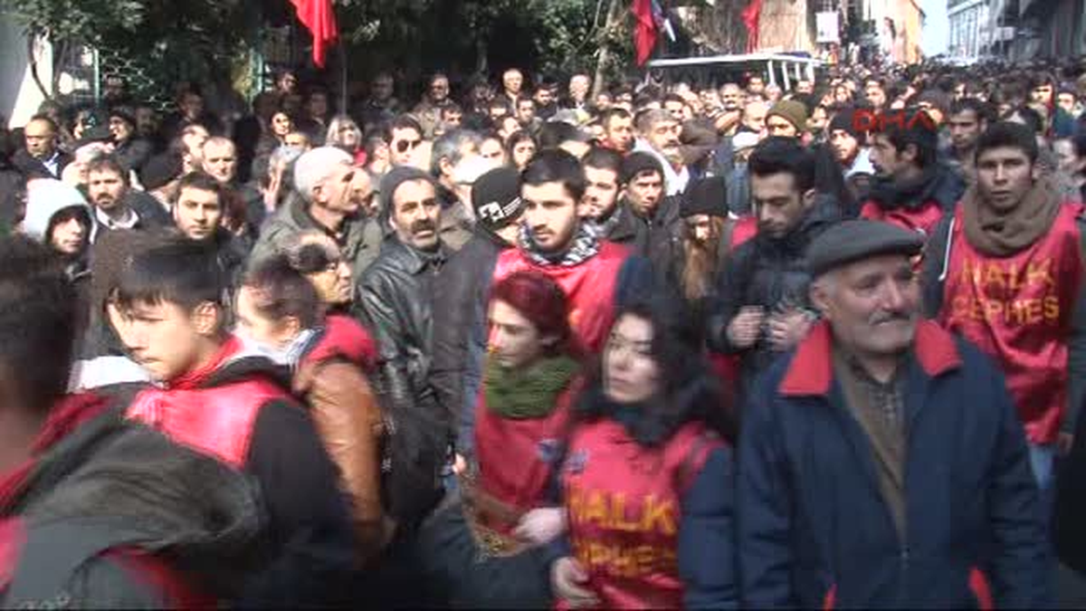 Okmeydanı Cemevi Önünde Yüzlerce Kişi Toplandı