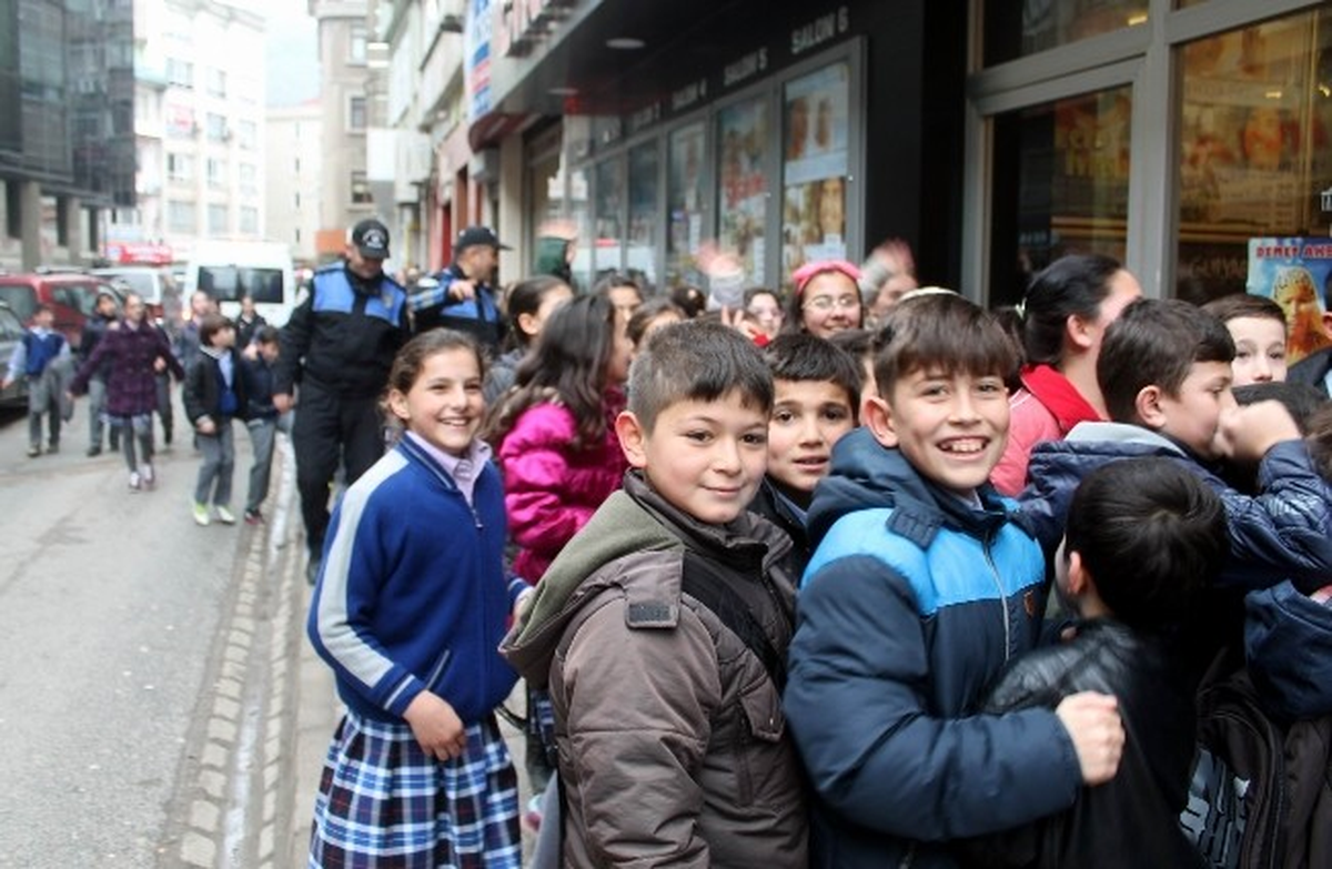 Polisler Çocukların Yüzünü Güldürdü