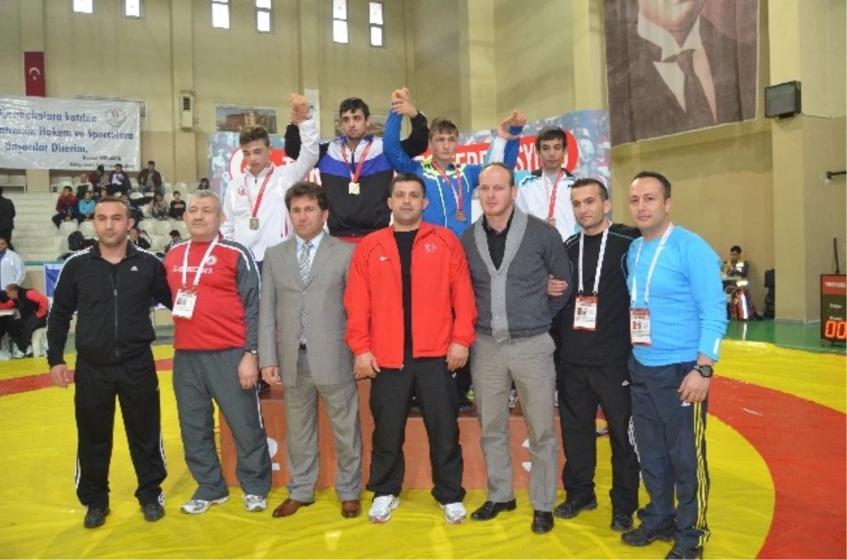 Şahinbey Belediye Sporlu Güreşçiler Başarıya Doymuyor