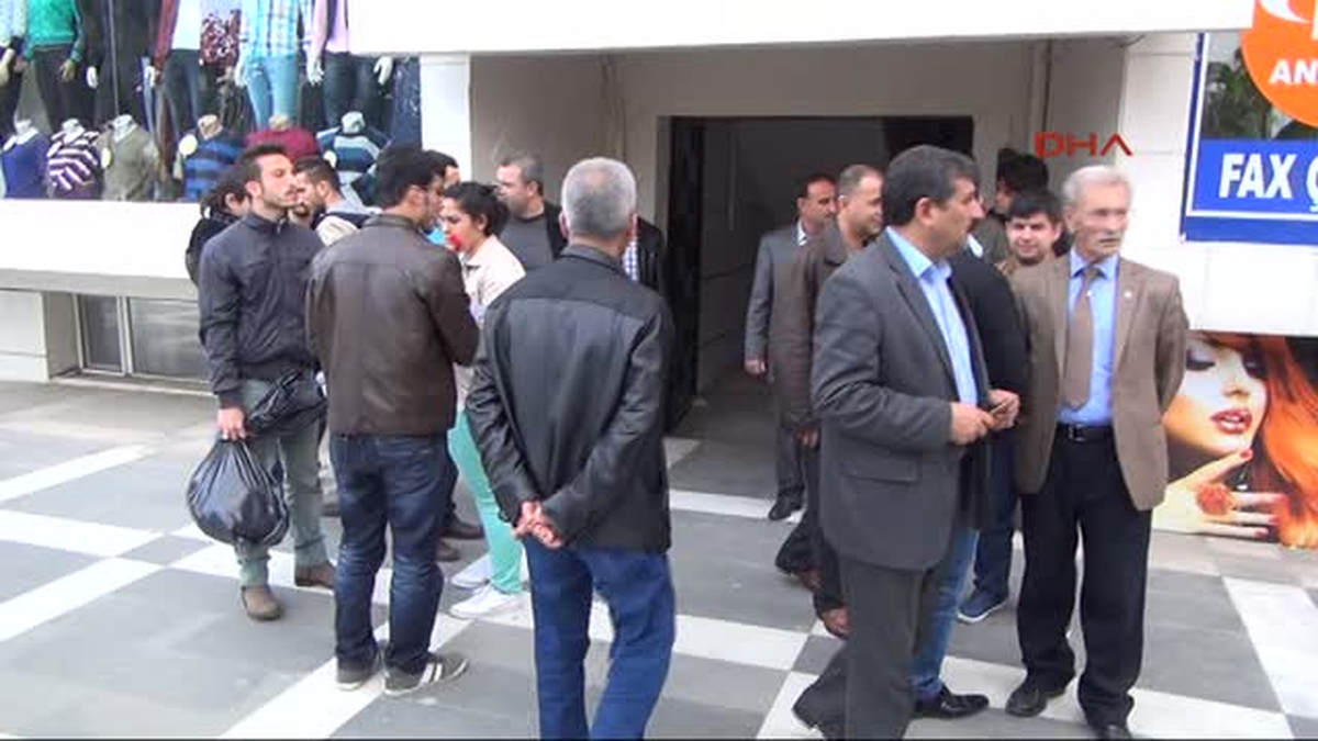 Şanlıurfa\'da CHP\'liler Berkin Elvan\'ı Anmak İçin Ekmek Dağıttı
