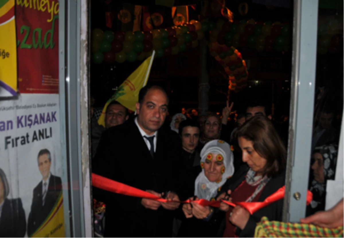 Kayapınar\'da BDP\'nin Seçim Bürosu Açılışı Kutlamaya Dönüştü
