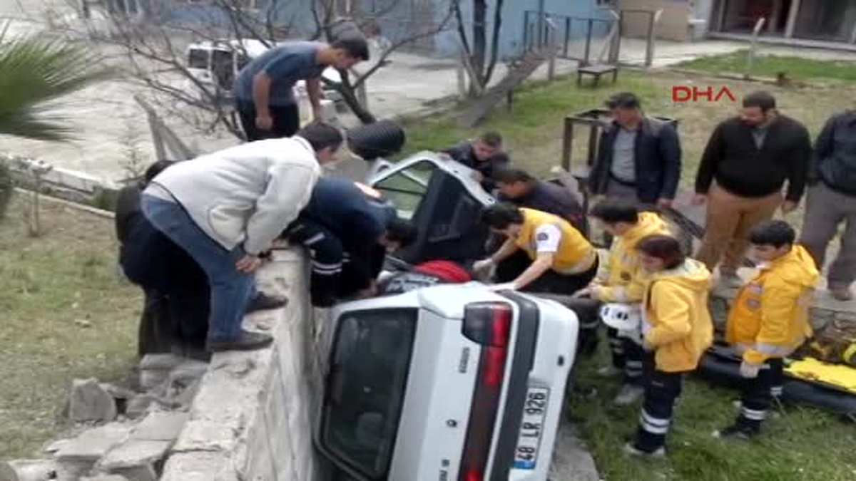 Milas\'ta Su Kanalına Uçan Otomobilin Sürücüsü Yaralandı