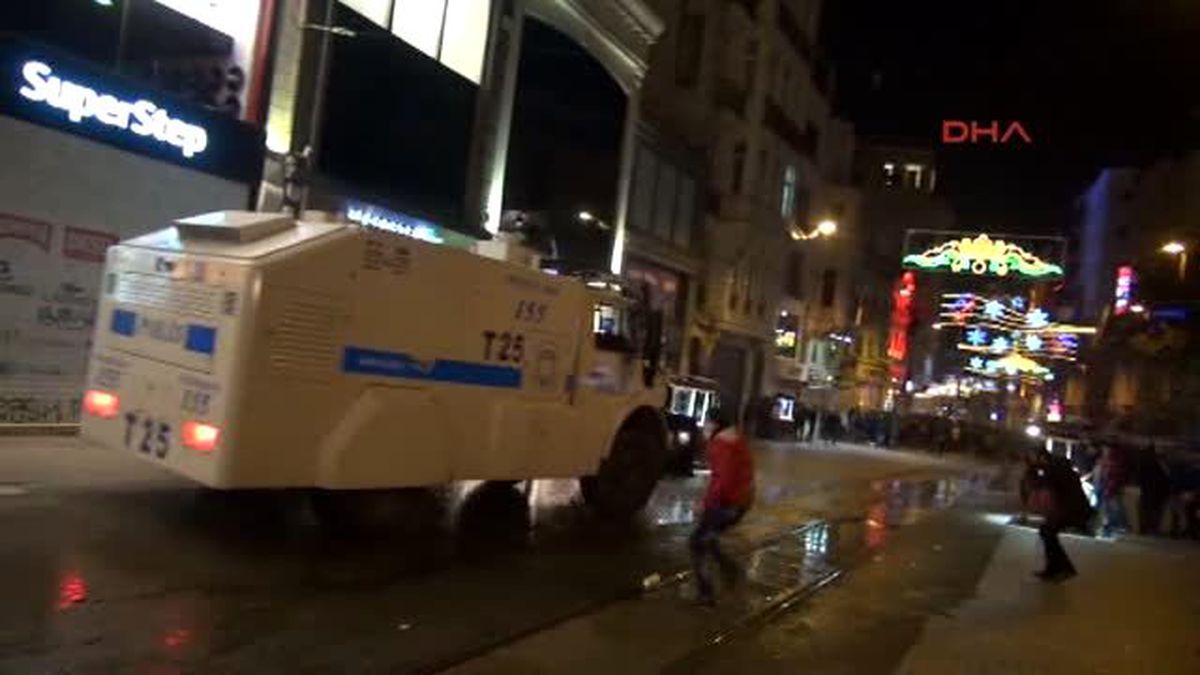 Taksim Meydanı\'nda Polis Müdahalesi