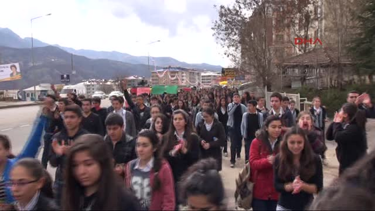 Tunceli\'de Liseliler Berkin Elvan İçin Yürüdü