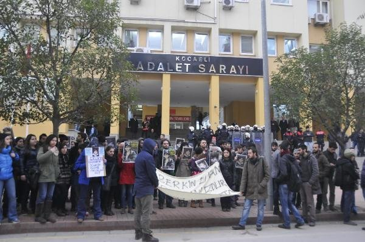 Üniversite Öğrencileri Gözaltındaki Arkadaşları İçin Yürüdü