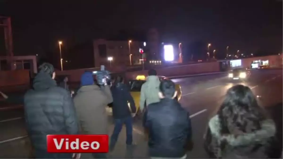 İstanbul\'da Öğrencilerin Oturma Eyleminde Faciaya Ramak Kaldı