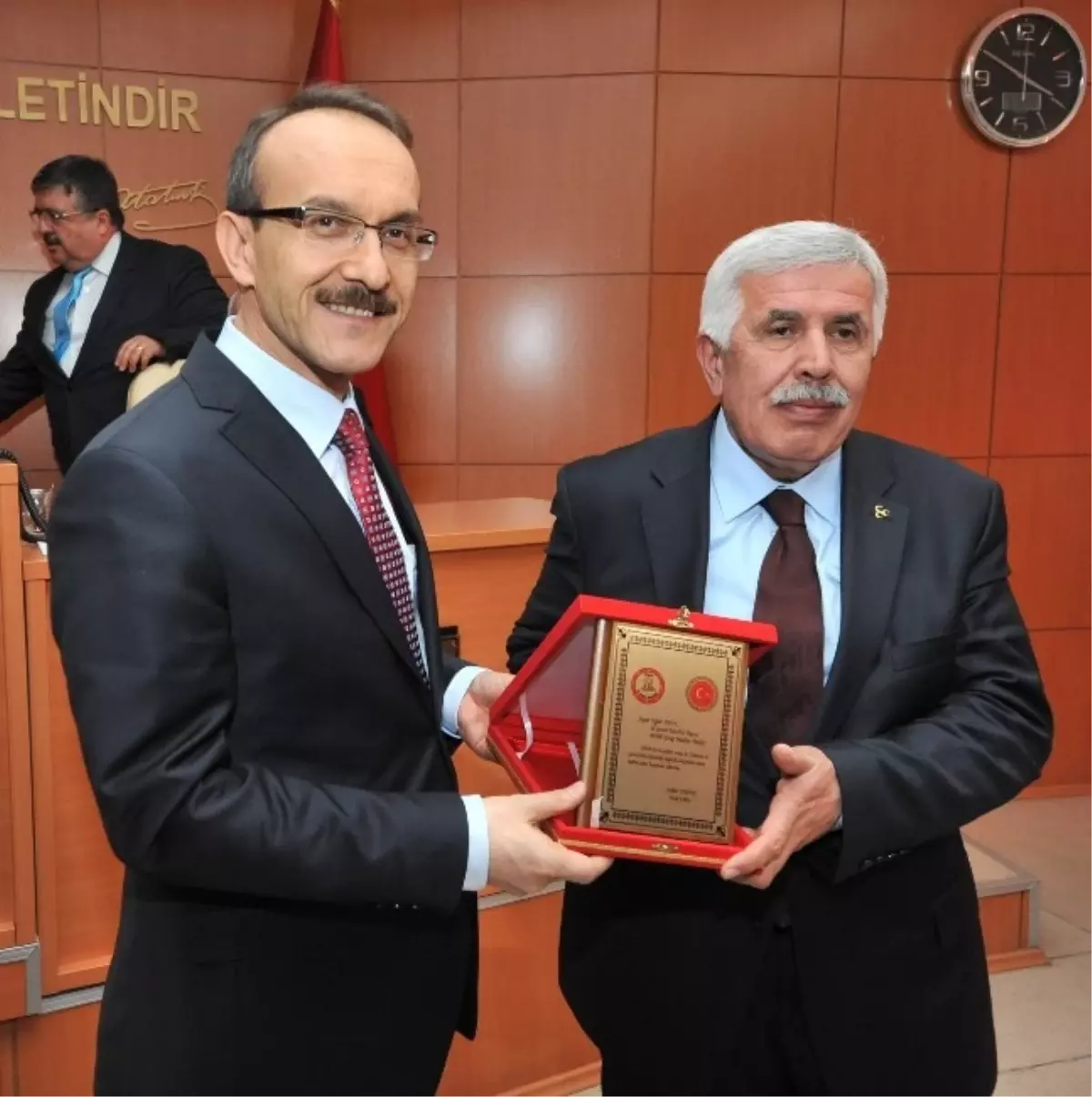 Uşak\'ta İl Genel Meclisi Üyelerine Plaketli Uğurlama