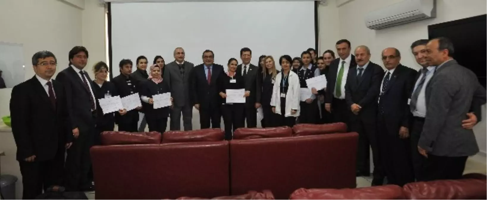 16 Kursiyer 'Diş Protez Yardımcı Personel Eğitimi' Belgelerini Aldı