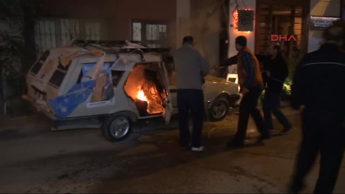 Adana\'da Eylemcilerin Yaktığı AK Parti Bayraklı Otomobili Toma Söndürdü