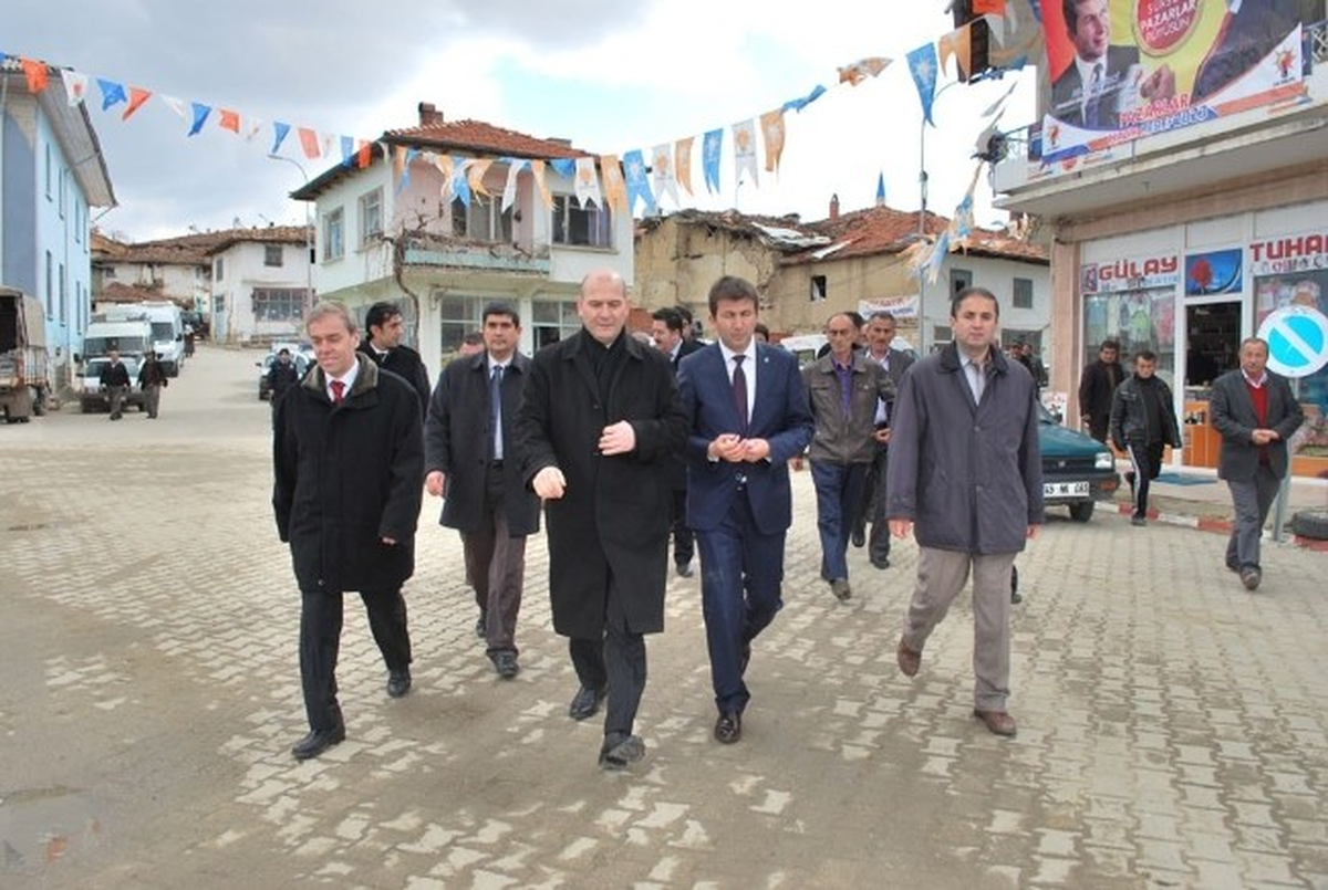 AK Parti Genel Başkan Yardımcısı Süleyman Soylu Pazarlar\'da