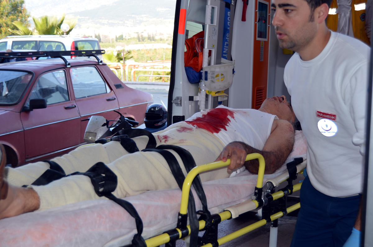 18 Yaşındaki Genç Tartıştığı Babasını Bıçakla Yaraladı
