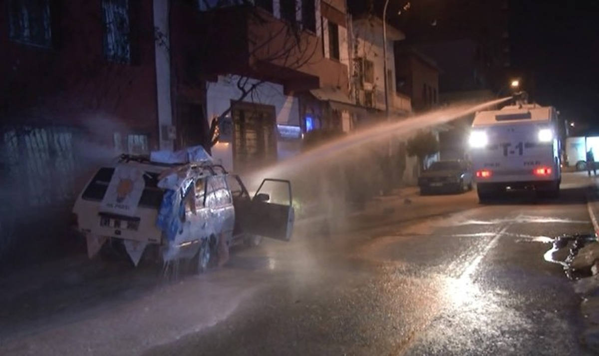 Ateşe Verilen AK Parti Bayraklı Aracı TOMA Söndürdü