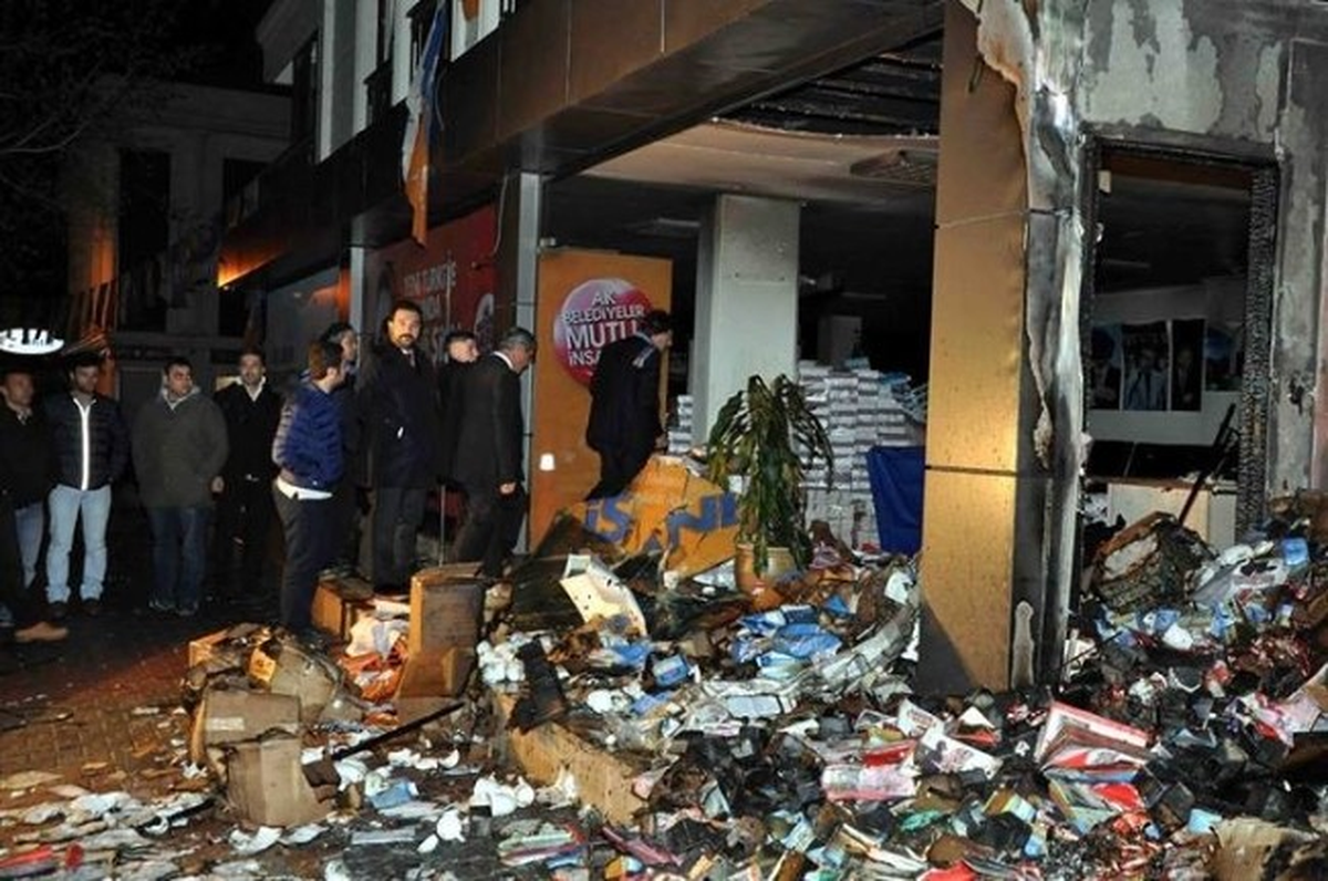 Şişli\'de AK Parti Seçim Bürosunu Ateşe Verdiler