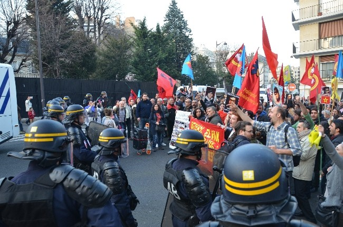 Paris\'teki Berkin Elvan Eylemine Polis Müdahalesi
