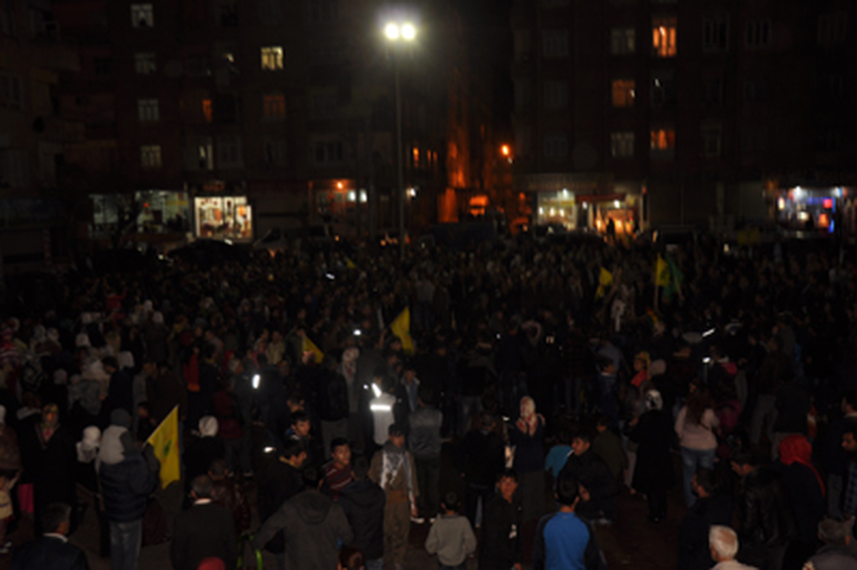 Bağlar\'da Newroz Kutlamalarına Binlerce Kişi Katıldı