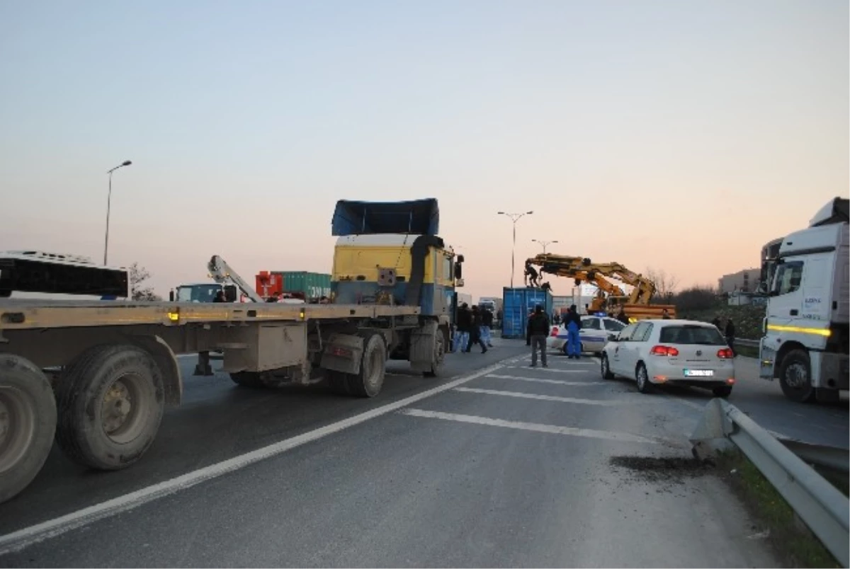 Beylikdüzü\'nde İki Tır Çarpıştı: 1 Yaralı