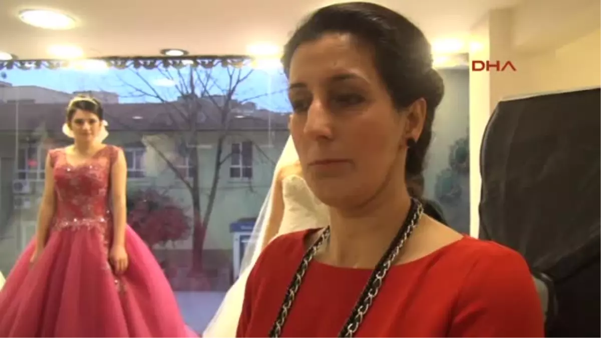 Bu Gelinler Vitrinden El Sallıyor