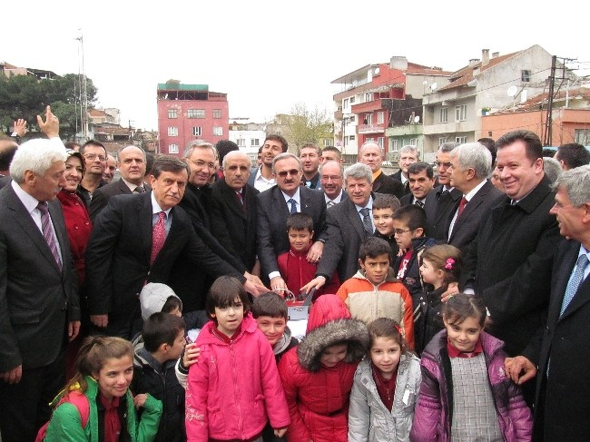 Bursa\'da 51 Yıllık Okul Yıkılarak Yenileniyor
