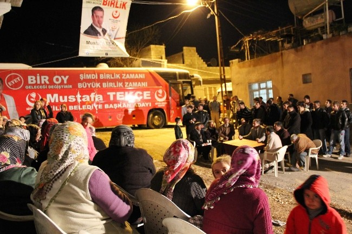 Coşkulu Kalabalık Evlere Sığmadı Sokaklara Taştı