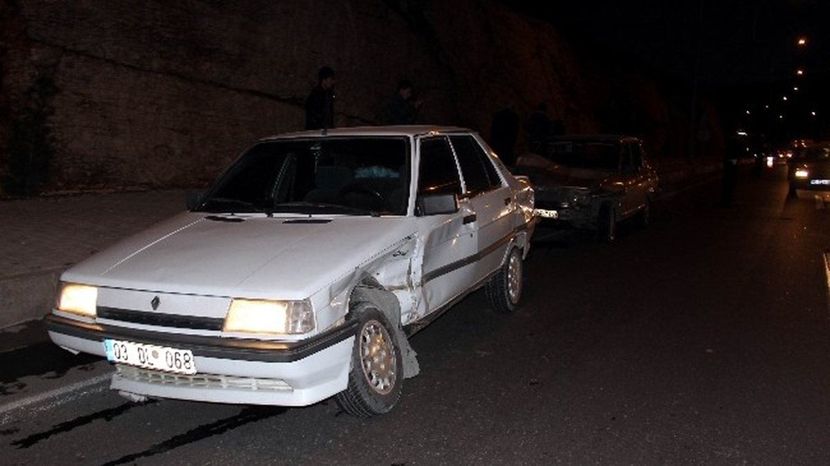 Otomobil Öndeki Araca Ardından Kaldırıma Çarptı: 2 Yaralı