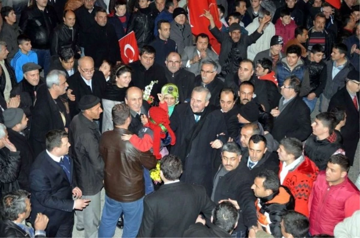 Edremit'te MHP Caddelere Sığmadı