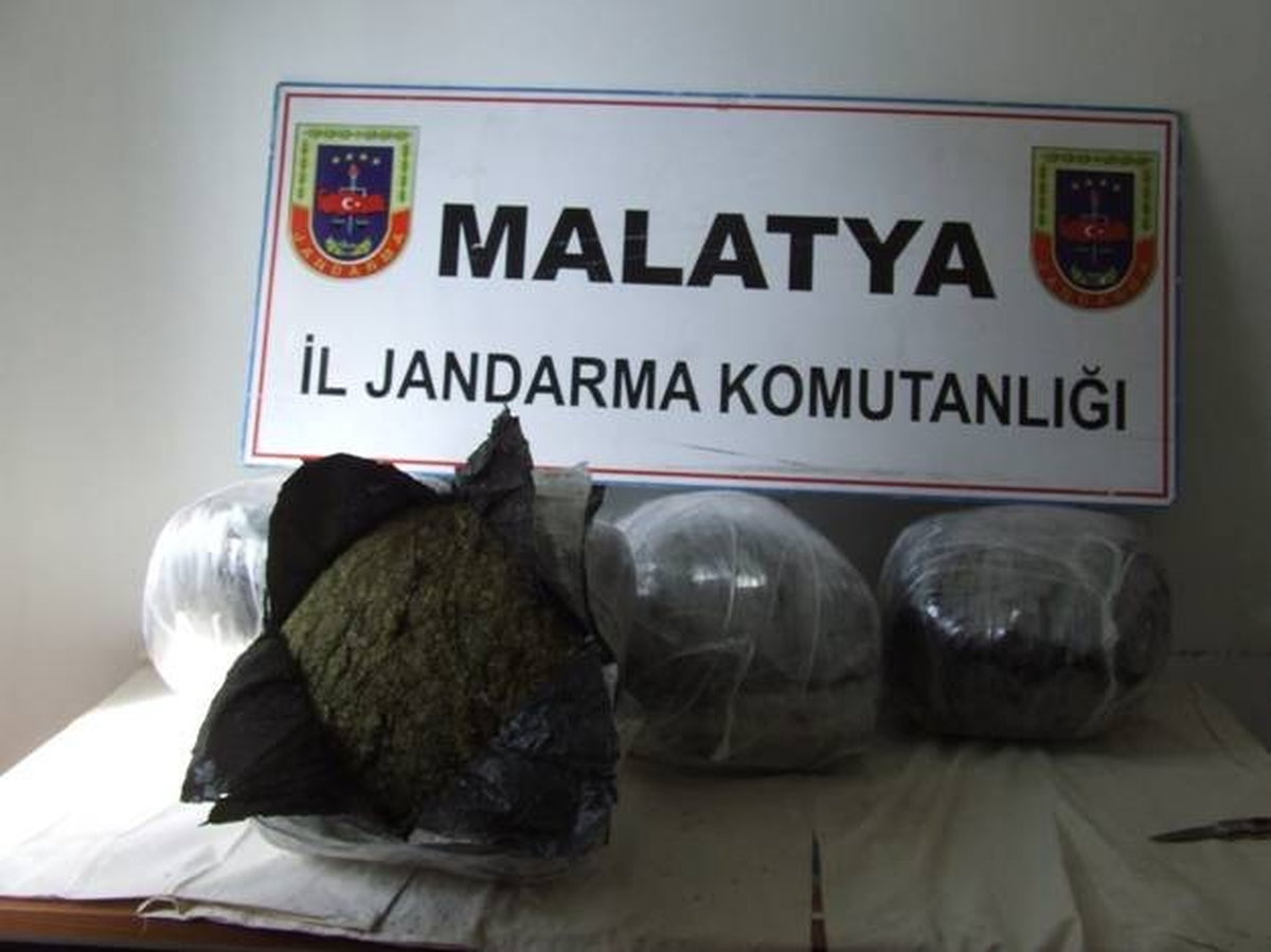 Malatya\'da Esrar ve Kaçak Sigara Ele Geçirildi