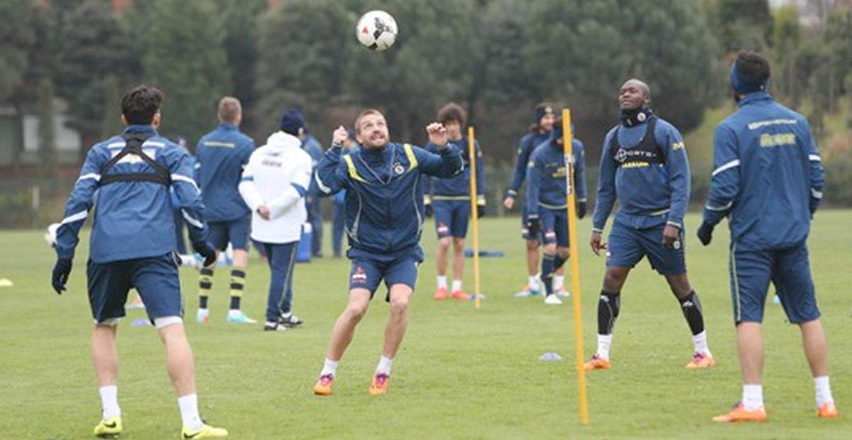 Fenerbahçe\'de Gökhan Gönül Antrenmanı Bıraktı