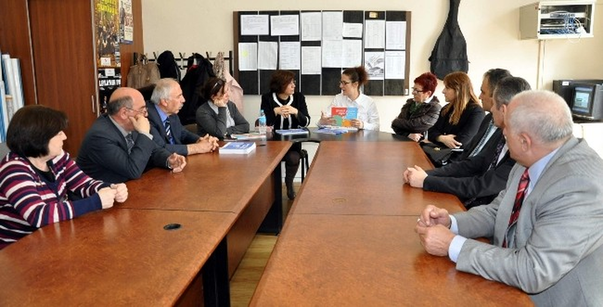 Güvenli Yaşamı Öğreniyorum" Projesi Kapsamında Örencilere Kitap Dağtımı Yapıldı