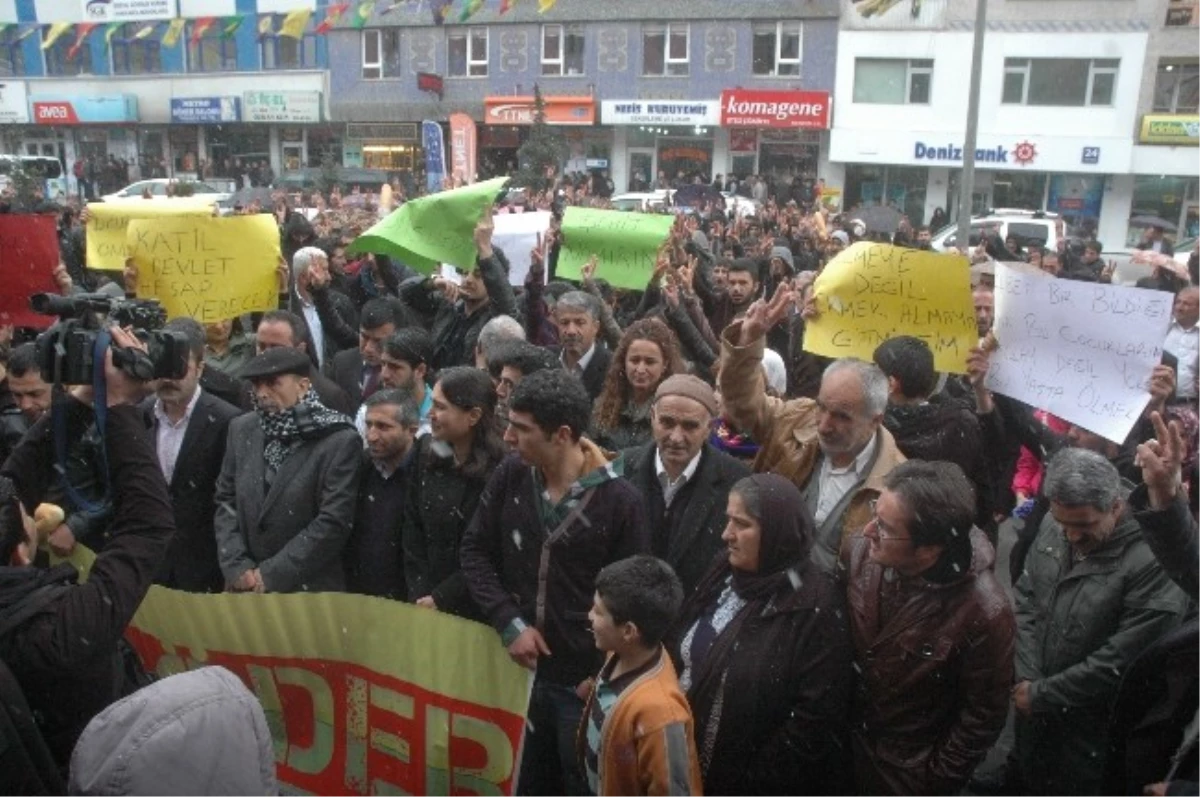 Hakkari\'de Kar Yağışı Altında Basın Açıklaması