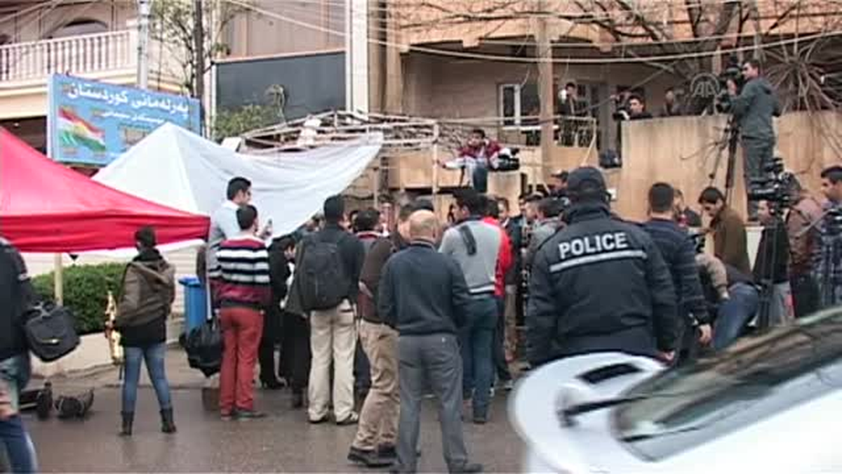 IKBY\'deki maaş krizine müzikli protesto -
