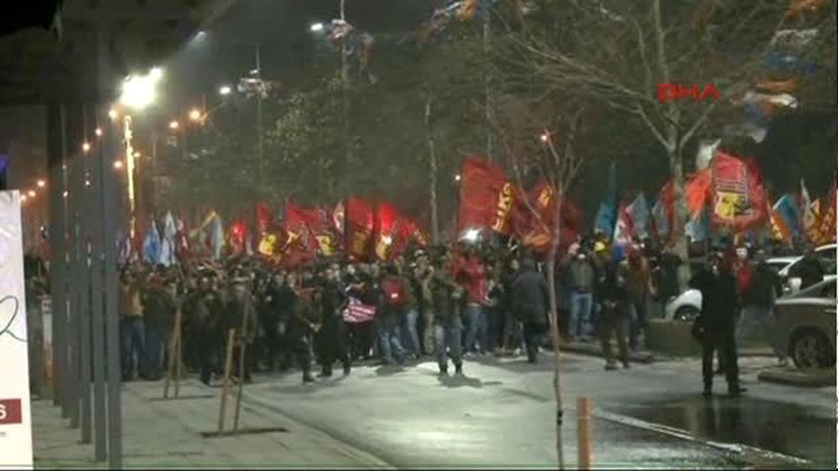 İzmir\'de Berkin Elvan Eylemine Polis Müdahalesi (6)