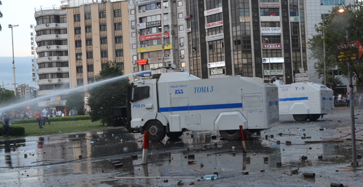 İzmir\'de Polis Müdahalesinde 2 Kişi Hastanelik Oldu