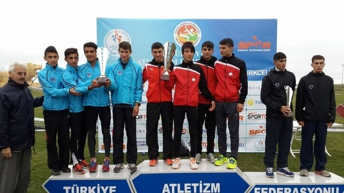 Kağıtsporlu Atletler Kros Ligi\'ni Kupalarla Kapattı