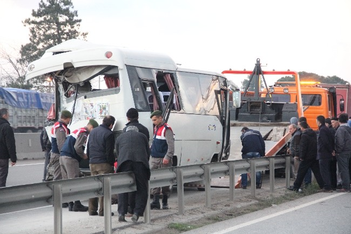 Kamyon Yolcu Minibüsüne Çarptı: 10 Yaralı